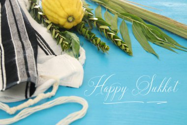 Sukkot Yahudi bayramı. Geleneksel Semboller (dört tür): Etrog, lulav, hadas, arava