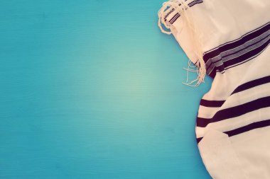 Dua şal - Tallit, Yahudi dini sembolü beyaz