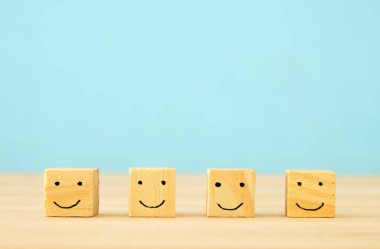 görüntü ahşap blokların yüzler simgeler bina güçlü takım, insan kaynakları ve yönetim kavramı masa üzerinde gülümseyen