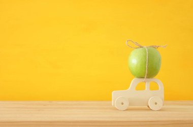 Yeşil taze elma ahşap araba üzerinde görüntü. Rosh hashanah (Yahudi yeni yıl tatili) kavramı. Apple - geleneksel sembolü