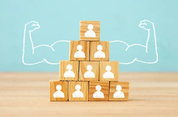 Изображение Деревянных Блоков Иконками Людей Столом Построение Сильной Команды Человеческих — стоковое фото