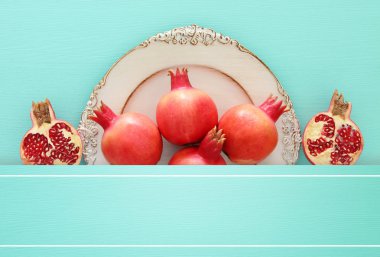 Rosh hashanah (Yahudi Yeni Yıl Tatili) konsepti. Nar radyasyon sembolü