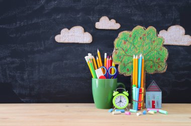 Geri okul afiş. bilgi ve önünde sınıf yazı tahtası kalemleri