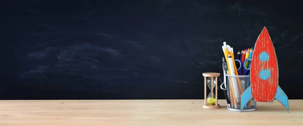 Volta Conceito Escola Foguete Lápis Frente Sala Aula Quadro Negro — Fotografia de Stock