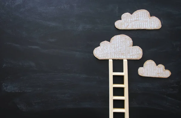 Houten Ladder Cloud Schoolbord Achtergrond — Stockfoto