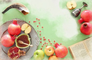 Rosh hashanah (Yahudi Yeni Yıl Tatili) kavramının suluboya tarzı ve soyut görüntüsü. Geleneksel semboller
