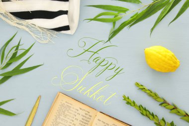 Sukkot Yahudi bayramı. Geleneksel Semboller (dört tür): Etrog, lulav, hadas, arava