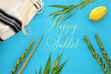 Sukkot Yahudi bayramı. Geleneksel Semboller (dört tür): Etrog, lulav, hadas, arava