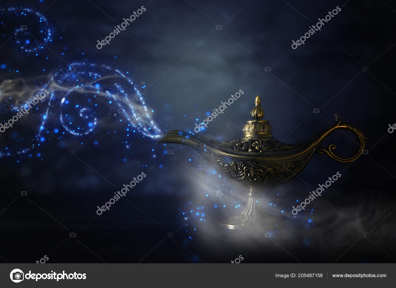 キラキラと魔法の神秘的なアラジンのランプのイメージは 黒の背景上煙を輝き 願いの灯 ストック写真 C Tomert
