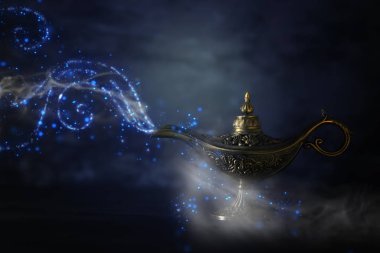 Büyülü gizemli aladdin lambayı glitter ile görüntü ışıltı duman siyah arka plan üzerinde. Dilek ve lamba