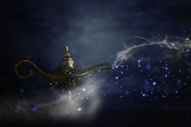 Büyülü gizemli aladdin lambayı glitter ile görüntü ışıltı duman siyah arka plan üzerinde. Dilek ve lamba