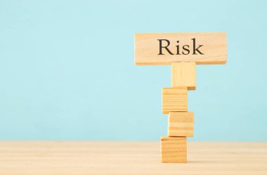 kararsız bir yapısı ve kelime risk oluşturmak ahşap küpleri görüntüsünü kavramı