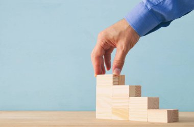 ahşap bloklar adım merdivenleri istifleme düzenleme iş adamı. başarı ve gelişme kavramı