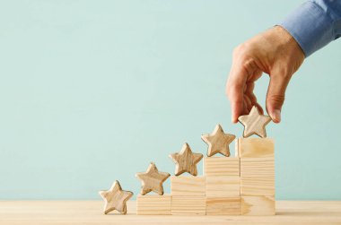 Beş yıldızlı bir hedef belirlemenin konsepti. Derecelendirme, sıralama, değerlendirme ve sınıflandırma fikrini yükselt