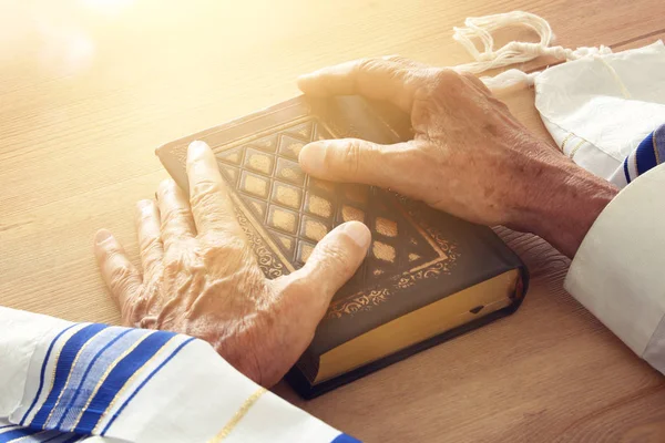 Παλιά Εβραϊκή Άνθρωπος Χέρια Κρατώντας Ένα Βιβλίο Προσευχής Προσεύχεται Δίπλα — Φωτογραφία Αρχείου
