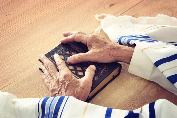 Velho Homem Judeu Mãos Segurando Livro Orações Orando Lado Tallit — Fotografia de Stock