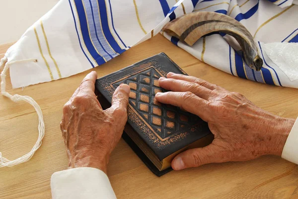 Viejo Judío Manos Sosteniendo Libro Oración Orando Lado Del Talit — Foto de Stock