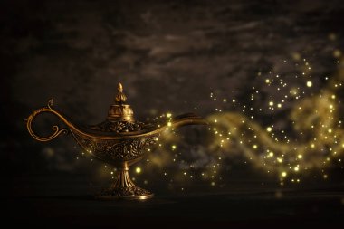 Büyülü gizemli aladdin lambayı glitter ile görüntü ışıltı duman siyah arka plan üzerinde. Dilek ve lamba