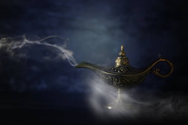 Büyülü gizemli aladdin lambayı dumanlı siyah arka plan üzerinde görüntü. Dilek ve lamba