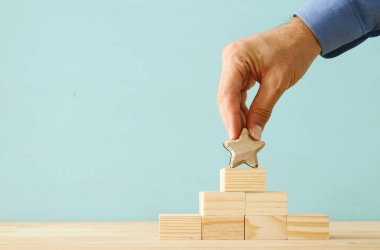 bir yıldız gol ayar kavramı görüntü. derecelendirme veya sıralama, değerlendirme ve sınıflandırma fikir artırmak