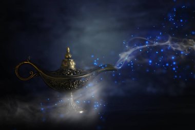 Büyülü gizemli aladdin lambayı glitter ile görüntü ışıltı duman siyah arka plan üzerinde. Dilek ve lamba