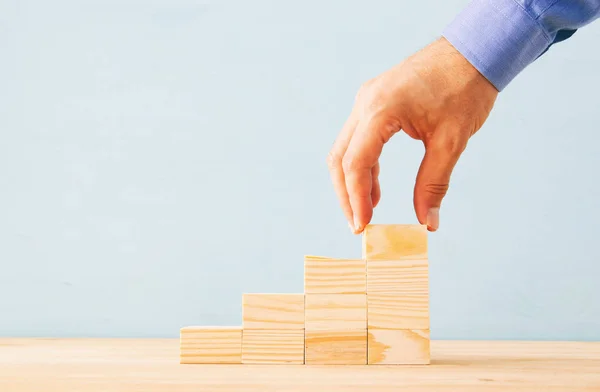 Zakenman Regelen Van Houten Blokken Stapelen Als Stap Trappen Succes — Stockfoto