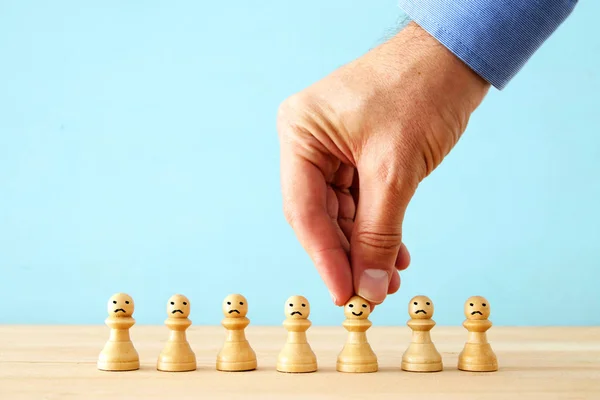 Imagen Conceptual Persona Elegida Entre Otros Estanque Ajedrez Sonriente Destaca —  Fotos de Stock