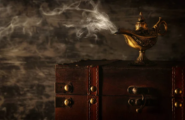 Obrázek Kouzelné Tajemné Aladdin Lampa Kouř Nad Černým Pozadím Lampa — Stock fotografie