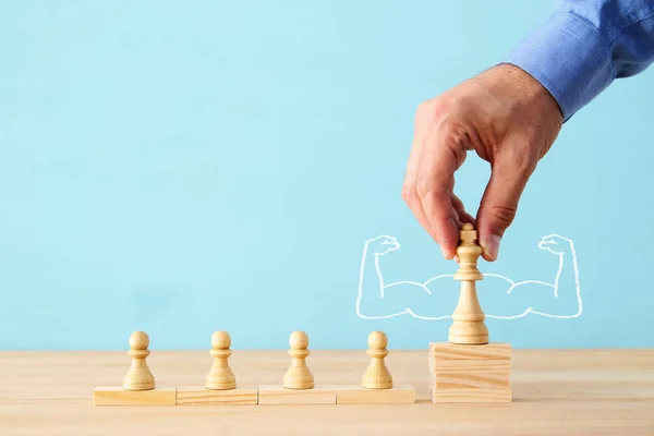 Imagen Estanques Ajedrez Madera Sobre Mesa Construyendo Equipo Fuerte Recursos —  Fotos de Stock