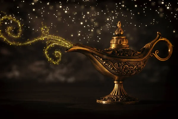 Obrázek Magické Tajemné Aladdin Lampa Třpytkami Jiskřící Kouř Nad Černým — Stock fotografie