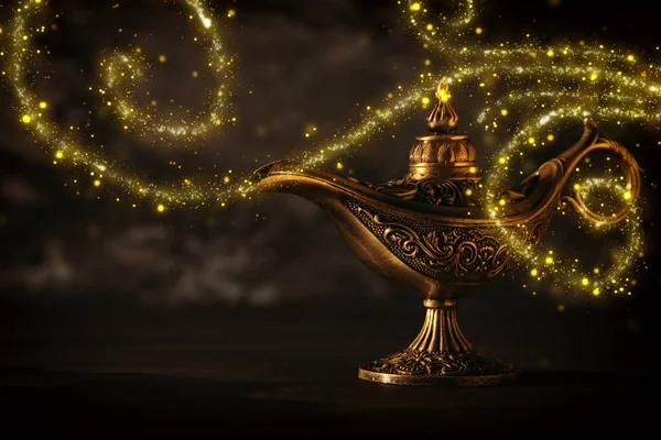 Изображение Волшебной Таинственной Лампы Аладдина Блестками Сверкающего Дыма Черном Фоне — стоковое фото
