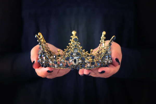 照片中的女士在黑色举行女王皇冠装饰宝石 梦幻中世纪时期 黑皇后 — 图库照片