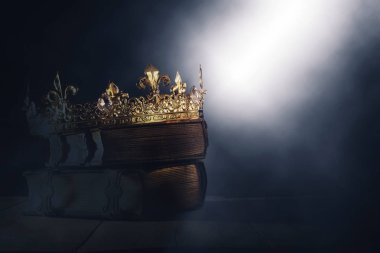 mysteriousand sihirli resim eski crown ve kitap Gotik siyah arka plan üzerinde. Ortaçağ Dönemi kavramı