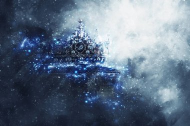 mysteriousand sihirli resim eski crown ve kitap Gotik siyah arka plan üzerinde. Ortaçağ Dönemi kavramı