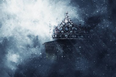 mysteriousand sihirli resim eski crown ve kitap Gotik siyah arka plan üzerinde. Ortaçağ Dönemi kavramı