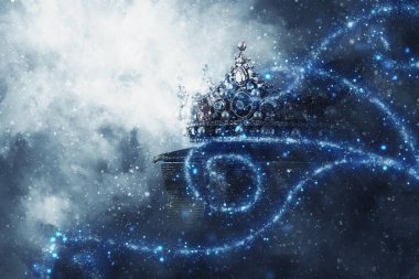mysteriousand sihirli resim eski crown ve kitap Gotik siyah arka plan üzerinde. Ortaçağ Dönemi kavramı