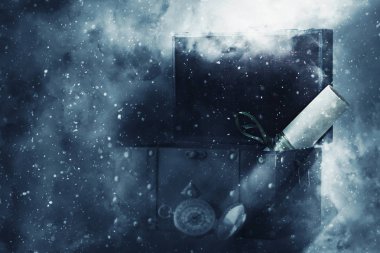 Gizemli açılan eski ahşap hazine sandığı Gotik blizzard ve duman arka plan görüntüsü. Bir macera ve fantezi Ortaçağ Dönemi