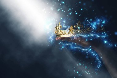 mysteriousand altın bir taç Gotik siyah arka plan üzerinde tutan kadının el büyülü görüntüsü. Ortaçağ Dönemi kavramı