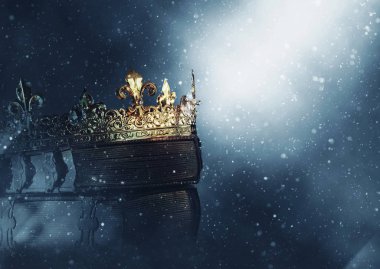 mysteriousand sihirli resim eski crown ve kitap Gotik siyah arka plan üzerinde. Ortaçağ Dönemi kavramı