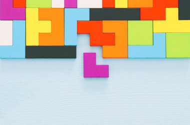 Ahşap masa üzerinde bir renkli kare tangram bulmacanın