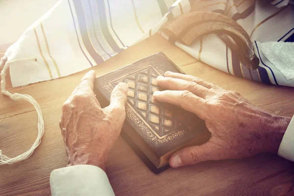 Viejo Judío Manos Sosteniendo Libro Oración Orando Lado Del Talit —  Fotos de Stock