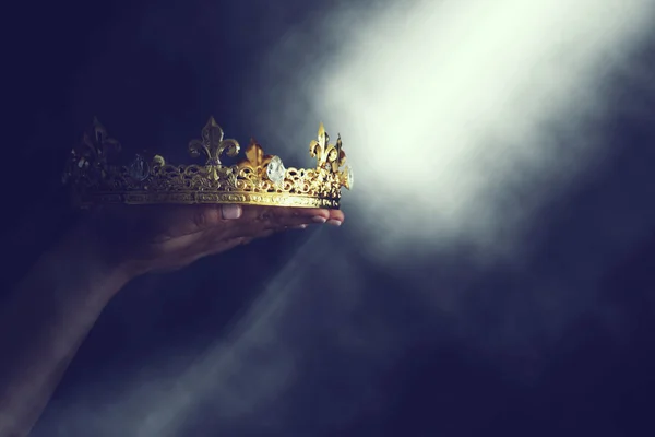 Загадочное Волшебное Изображение Женской Руки Держащей Золотую Корону Готическом Черном — стоковое фото