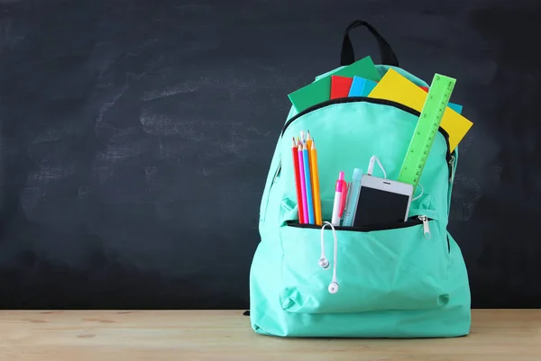 Borsa Scuola Con Cancelleria Quaderni Davanti Alla Lavagna Concetto Ritorno — Foto Stock