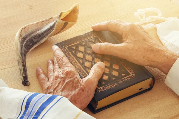 Viejo Judío Manos Sosteniendo Libro Oración Orando Lado Del Talit —  Fotos de Stock