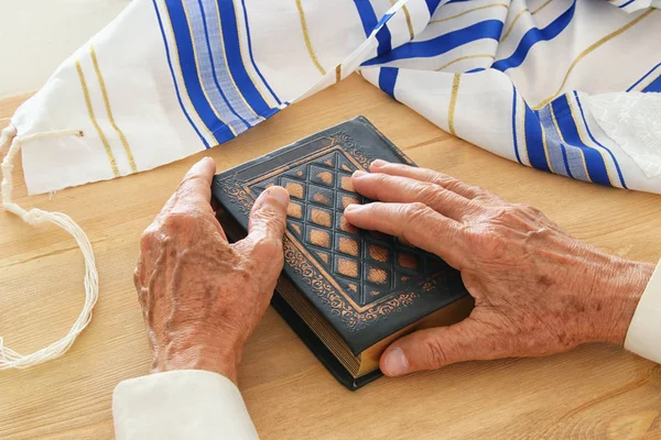 Oude Joodse Man Handen Met Een Boek Van Gebed Bidden — Stockfoto