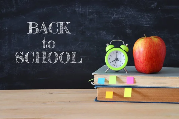 Terug Naar School Concept Stapel Boeken Potloden Houten Bureau Voor — Stockfoto