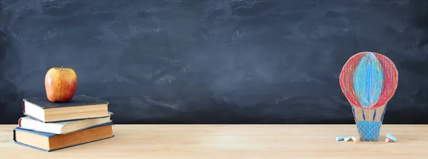 Volta Conceito Escola Cartão Feito Mão Balão Quente Sobre Sala — Fotografia de Stock