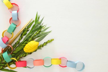 Sukkot Yahudi bayramı. Geleneksel Semboller (dört tür): Etrog, lulav, hadas, arava