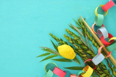 Sukkot Yahudi bayramı. Geleneksel Semboller (dört tür): Etrog, lulav, hadas, arava