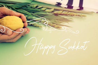Sukkot Yahudi bayramı. Geleneksel Semboller (dört tür): Etrog, lulav, hadas, arava